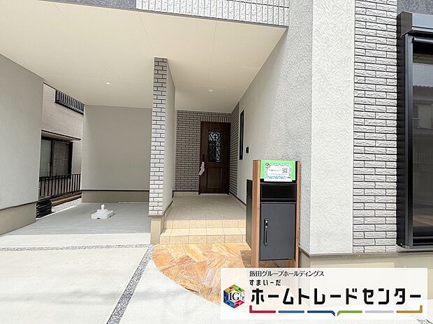 【玄関】◆TVモニター付きインターホンはカラーモニターで来訪者もひとめで分かります♪留守の間の来訪者が確認できる嬉しい録画機能付き!お子様が一人で留守番の間も安心です。