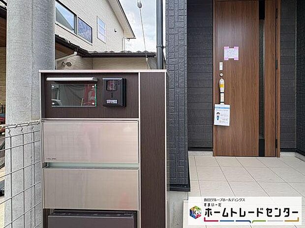 【玄関】◆TVモニター付きインターホンはカラーモニターで来訪者もひとめで分かります♪留守の間の来訪者が確認できる嬉しい録画機能付き！お子様が一人で留守番の間も安心です。
