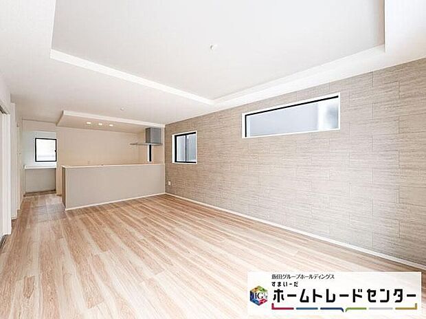 【リビング】◆リビングを温かく居心地の良い空間にしてくれる木目調の柔らかな風合い。休日はご家族みんなの癒しや憩いの場となってくれます♪