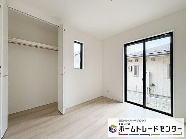 【リビング以外の居室】◆リビングと隣接したお部屋では、ゴロゴロする、お子様を寝かせる、客間として利用するなど、ライフスタイルに合わせて変化をもたらすことができます。