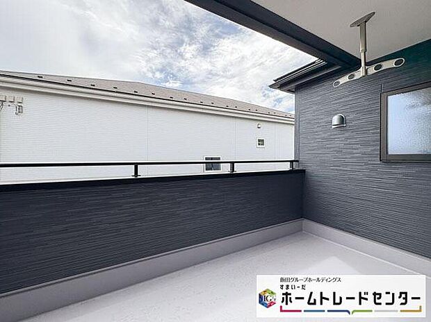 【バルコニー】◆南向きのバルコニーの前には雲以外に太陽を遮るものがありません。お洗濯物も乾きやすく、何より明るく気持ちのいい光が入ってきます。