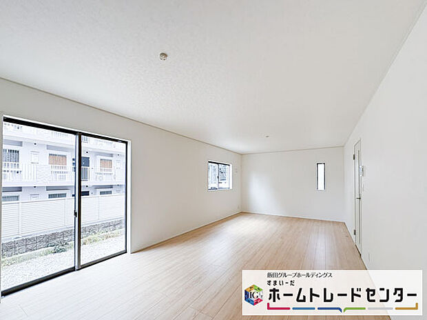 【リビング】◆大きな窓は遮音性に優れたペアガラスの窓となっています。リビングでたくさんはしゃいで遊んでも、お子様の声を気にしなくて大丈夫です♪