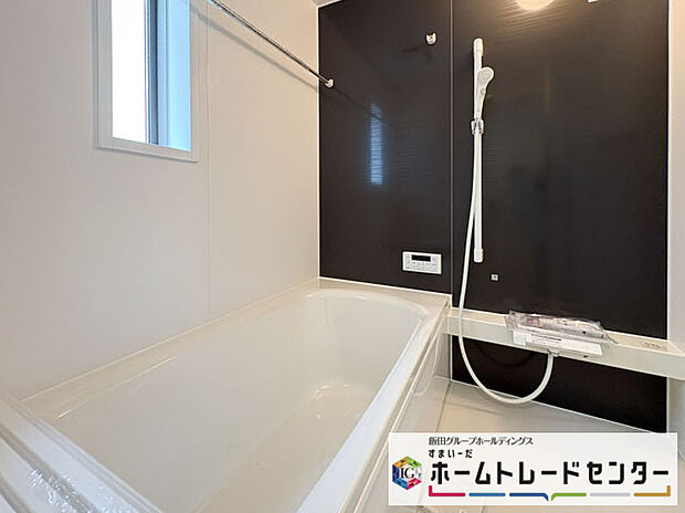 【バスルーム】◆毎日の疲れをいやす浴室は1坪タイプです。足を伸ばしてゆっくりとくつろげます。浴室暖房乾燥機も標準装備です♪