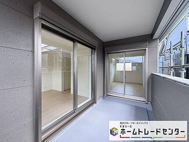 【バルコニー】◆南向きのバルコニーの前には雲以外に太陽を遮るものがありません。お洗濯物も乾きやすく、何より明るく気持ちのいい光が入ってきます。