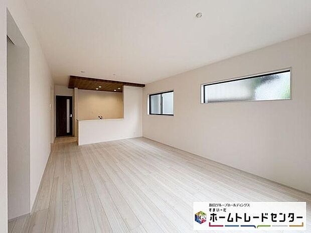 【リビング】◆南向きの大きな窓から明るい陽射しがたっぷり入ります。一日を通して陽射しをしっかり取り込んでくれる2面採光なので、夜まで照明いらずで過ごせます♪