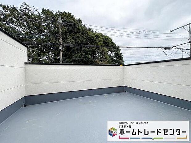 【バルコニー】◆南向きのバルコニーの前には雲以外に太陽を遮るものがありません。お洗濯物も乾きやすく、何より明るく気持ちのいい光が入ってきます。