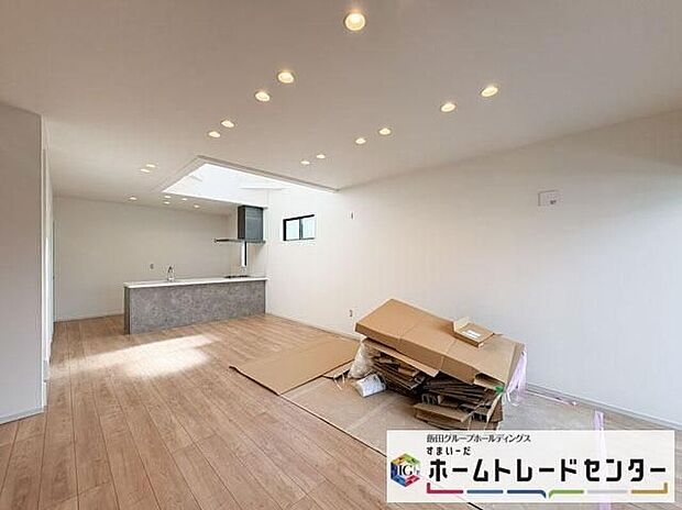 【リビング】◆リビングを温かく居心地の良い空間にしてくれる木目調の柔らかな風合い。休日はご家族みんなの癒しや憩いの場となってくれます♪
