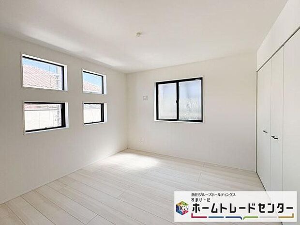【リビング以外の居室】◆居室のサッシにはペアガラスを採用、高い断熱性による省エネと結露対策に有効です。室内を快適な空間に代えてくれます。現地の通風や採光も実際にご確認下さいませ