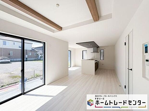 【リビング】◆リビングを温かく居心地の良い空間にしてくれる木目調の柔らかな風合い。休日はご家族みんなの癒しや憩いの場となってくれます♪
