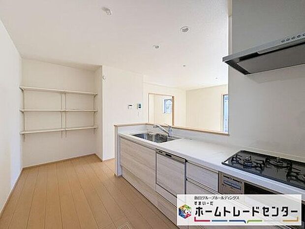 【キッチン】◆人気の対面式キッチン。お食事の準備をしながらでもご家族とのコミュニケーションを楽しめます♪ぜひご見学の際にはキッチンに立ち、生活をイメージしてください。