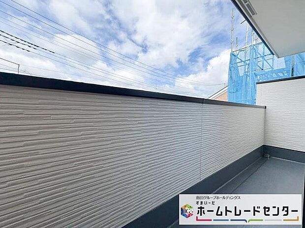 【バルコニー】◆南向きのバルコニーの前には雲以外に太陽を遮るものがありません。お洗濯物も乾きやすく、何より明るく気持ちのいい光が入ってきます。