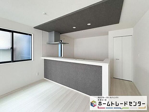 【キッチン】◆人気の対面式キッチン。お食事の準備をしながらでもご家族とのコミュニケーションを楽しめます♪ぜひご見学の際にはキッチンに立ち、生活をイメージしてください。