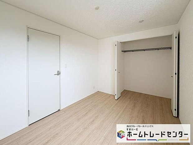 【リビング以外の居室】◆2階の各居室にはそれぞれ収納を完備!しっかりとした容量のスペースを確保しているので、お部屋は美しい空間を保てますね♪