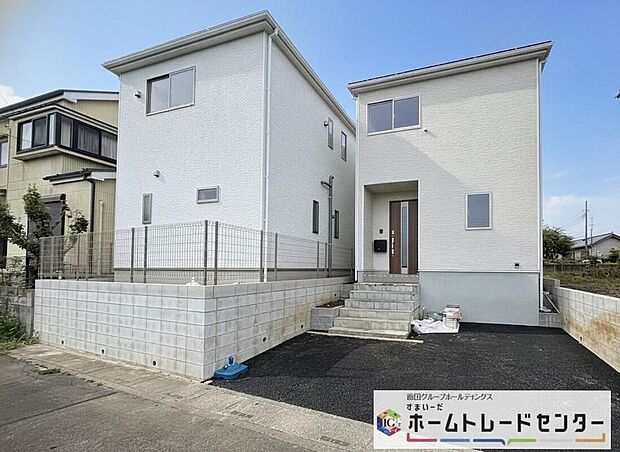 【前面道路含む現地写真】◆平日・お仕事帰りなど、いつでもご案内させていただきます!デザイン・目に見える設備面も大切ですが、耐震構造で地震に強い家の為、次代へ繋ぐ強固な住宅です。