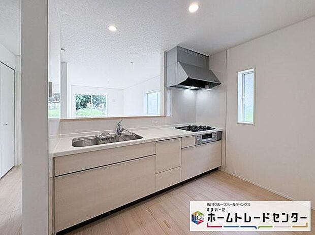 【キッチン】◆人気の対面式キッチン。お食事の準備をしながらでもご家族とのコミュニケーションを楽しめます♪ぜひご見学の際にはキッチンに立ち、生活をイメージしてください。