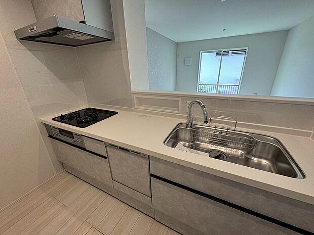 ☆　食洗機付きシステムキッチン　☆
人工大理石トップ仕様の高級感のあるシステムキッチン。食洗機や浄水器、ハンドシャワーなど、高機能付きです。サポート力◎で、家事も快適スムーズに出来そうです。