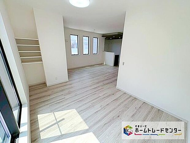 【 リビング 】
大きな窓のあるリビングは、陽光あふれる明るい空間です♪居心地良く、ご家族皆がゆったり寛げる憩いの空間となりそうです♪