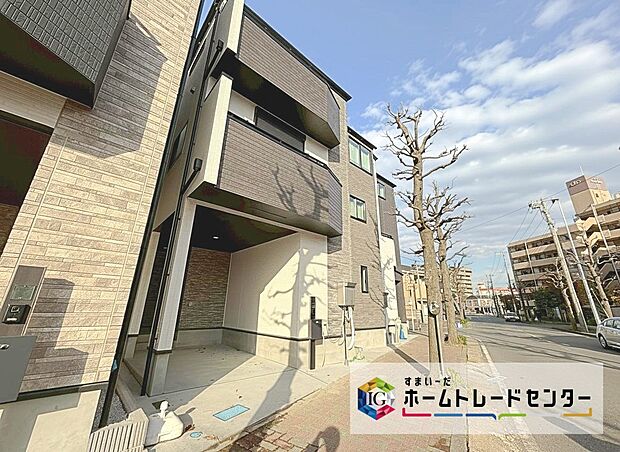 広々とした公道に面し、開放感溢れる街並み☆スーパー「ライフ」まで徒歩5分、お買い物も便利!小中学校・保育園・幼稚園が徒歩7分圏内に揃います♪