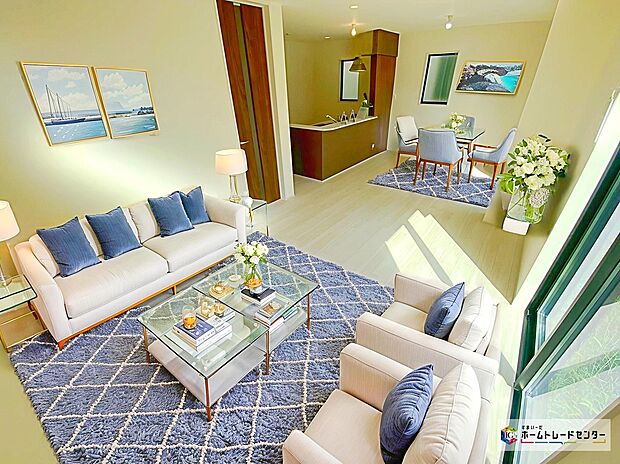 ☆ リビング ☆
現況の物件写真に、CG による画像処理を行っています。家具、家電、照明器具、小物、カーテン、その他のイメージはCG です。