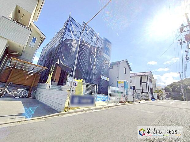 閑静な住宅街に立地します!前面道路は開放感溢れる6m幅、陽当り・通風良好です♪
「虹ケ丘小学校」まで徒歩2分、「虹ケ丘公園」まで徒歩6分、子育て環境良好です☆