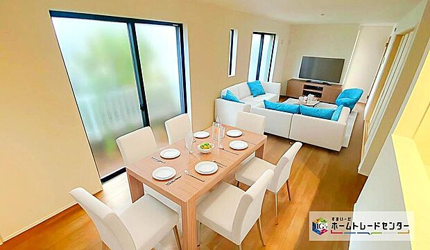 ☆ リビング ☆
現況の物件写真に、CG による画像処理を行っています。家具、家電、照明器具、小物、カーテン、その他のイメージはCG です。