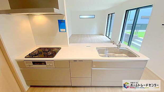 ☆ キッチン ☆
対面式キッチンからは、リビングにいるご家族の様子が一目で分かります。小さいお子様がいても安心です。