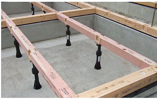 階の床を支える部材で、しっかりとした荷重性能があります。床を支える床束そのものが腐朽しては意味がありません。当社はシロアリや腐朽に無縁の安心の樹脂製を採用しております。