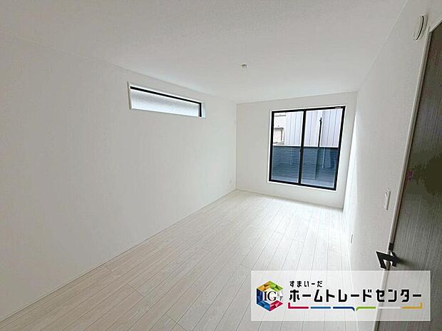 ☆　居室　☆
寛ぎの時間を紡ぎだす主寝室。大型ベットを置いても余裕です。