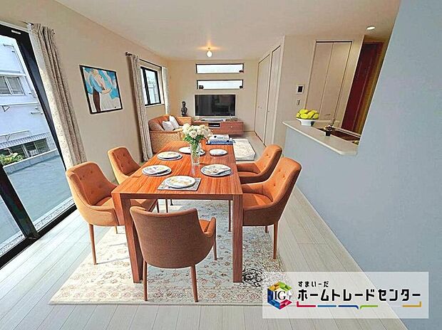 ☆　リビング　☆
現況の物件写真に、CG による画像処理を行っています。家具、家電、照明器具、小物、カーテン、その他のイメージはCG です。