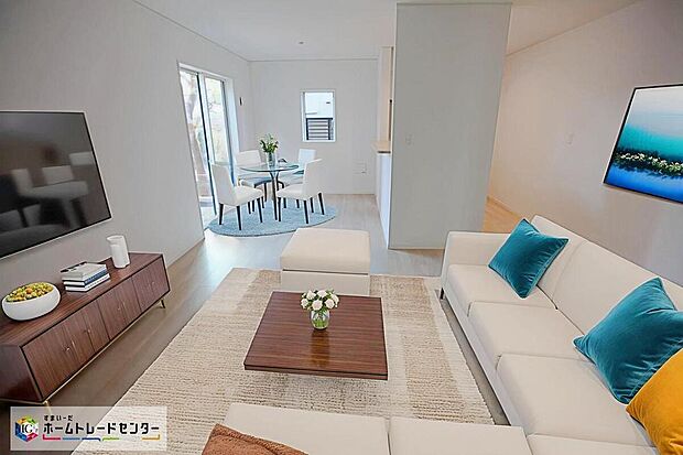 ☆　リビング　☆
現況の物件写真に、CG による画像処理を行っています。家具、家電、照明器具、小物、カーテン、その他のイメージはCG です。