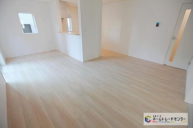 ☆ リビング ☆
対面式を採用したキッチンです♪リビングで寛ぐご家族をいつも感じられます。会話を楽しみながら家事ができます。