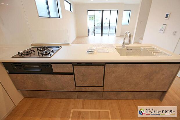 ☆ 食洗機付きキッチン ☆
窓付きの明るく爽やかなキッチンスペースに、人工大理石トップのシステムキッチンをご用意♪豊富な収納力もございますので、キッチンスペースをスッキリとお使い頂けそうです。