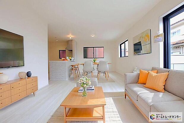 ☆ リビング ☆
現況の物件写真に、CG による画像処理を行っています。家具、家電、照明器具、小物、カーテン、その他のイメージはCG です。