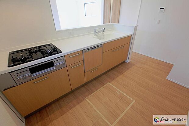 ☆ システムキッチン ☆
収納力豊富な爽やかなシステムキッチンを用意しております。いつもキレイにしておきたくなるキッチンスペースです☆