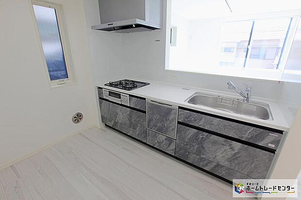 ☆　キッチン　☆
明るく開放感のあるリビング。対面式キッチンは、いつでもご家族を感じられる空間作りの重要ポイントになりそうです。