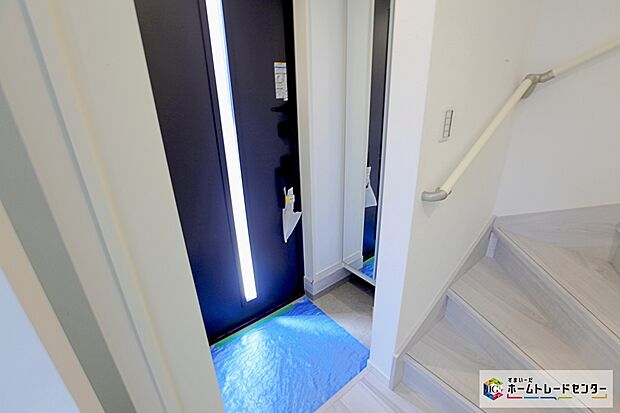 ☆　玄関　☆
コの字型の玄関収納を採用。多くの靴を収納できる上、飾り棚を利用して、お越しいただくお客様をおもてなしできます。