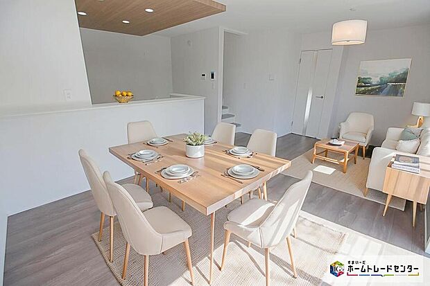 ☆　リビング　☆
現況の物件写真に、CG による画像処理を行っています。家具、家電、照明器具、小物、カーテン、その他のイメージはCG です。