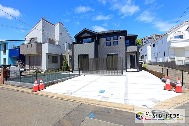 敷地61坪!カースペース2台分ございます♪
リビング広々20帖超、ゆとりの4LDKプランです☆シューズインクローク付、収納豊富です!