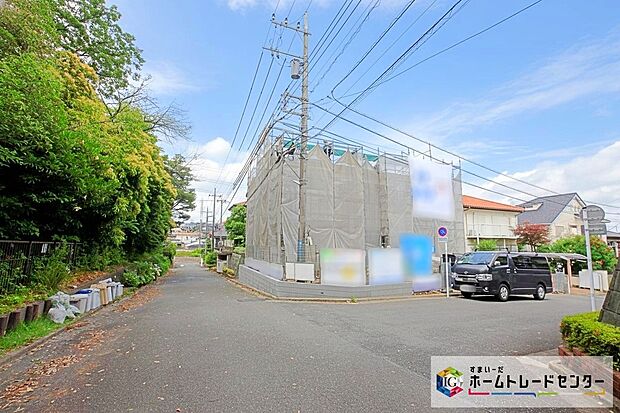 閑静な住宅街に立地します☆
前面道路は開放感溢れる５．９９～６ｍ幅！角地ですので陽当り・通風良好です♪