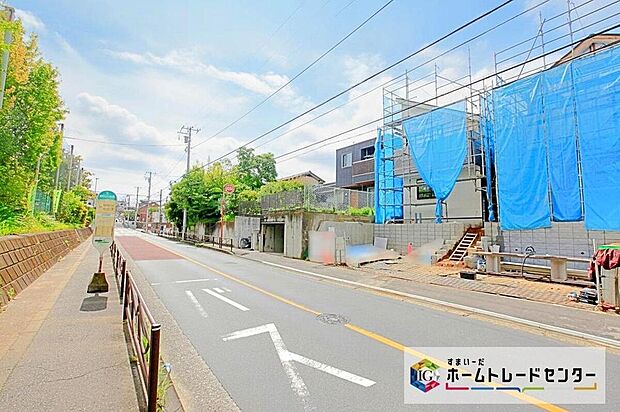 閑静な住宅街に立地します♪前面道路は開放感溢れる９．５８ｍ幅、南道路に面しますので陽当り・通風良好です☆