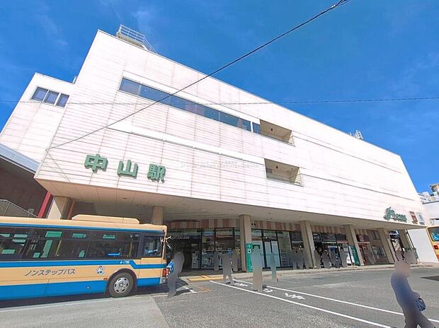 JR「中山」駅まで2900m 、バス１１分「上白根町」停歩５分です。駅周辺には、中山商店街や大型スーパーが点在しており、駅には駅ビルが入店しており、買い物に重宝します。公共施設も充実しております♪