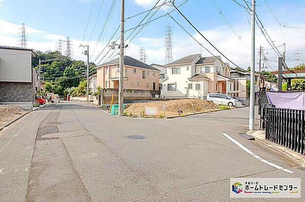 閑静な住宅街に立地します!前面道路は開放感溢れる6.5~7.6m幅、陽当り・通風良好な角地です♪