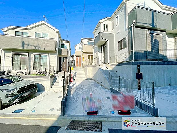 【現地外観】全12棟 新築分譲住宅です!
南西側 約6.5m 公道に面します☆
穏やかな街並み、ゆったりお過ごしいただけます☆