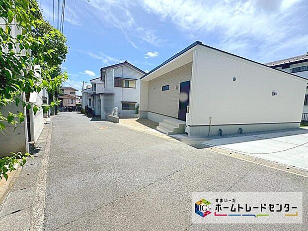 【前面道路含む現地写真】閑静な住宅街です☆
子育て環境にはピッタリな落ち着いた雰囲気の閑静な住宅地です♪前面道路が広く、間口もゆったり。駐車が苦手なママもらくらく停められます！