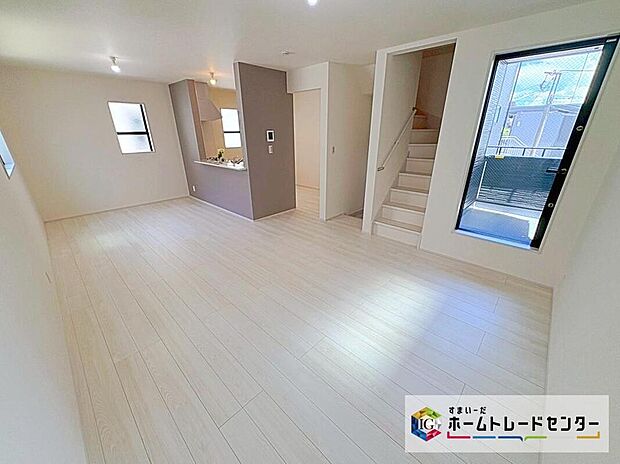 【リビング】2号棟はリビングからバルコニーに出ることができます!バルコニーのドアからも明るい光が差し込みます!