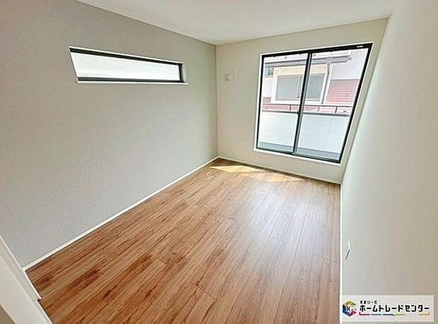 【☆2階洋室☆】明るめのフローリングですので、壁紙ともマッチし、お部屋を更に広く見せてくれる効果も。収納も完備しているので、お部屋は美しい空間を保てますね!