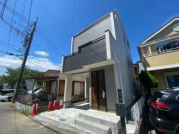 【カラーモニター付きハンズフリーインターフォン】来客者が一目でわかるカラーモニターを採用、お子様一人のお留守番も安心です。