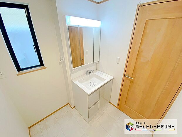 【洗面台・洗面所】☆ 洗面スペース ☆
サニタリースペースには窓が備えられております。毎朝の身支度も、陽の光差し込む明るい空間で、快適にお使い頂けそうです。