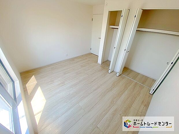 【洗面台・洗面所】☆ 洋室 ☆
2階の各居室にはそれぞれ収納を完備!お洋服もかけられるハンガーパイプ付きです。