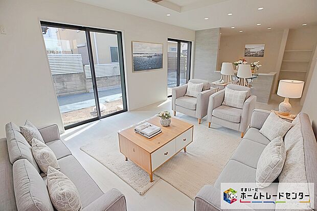 【リビング】現況の物件写真に、CG による画像処理を行っています。家具、家電、照明器具、小物、カーテン、その他のイメージはCG です。